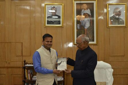 CDO Sitapur Shri Ravindra Kumar presenting his book “Many Everests” to Hon’ble Governor of Bihar Shri Ram Nath Kovind on 27th Feb. 2017