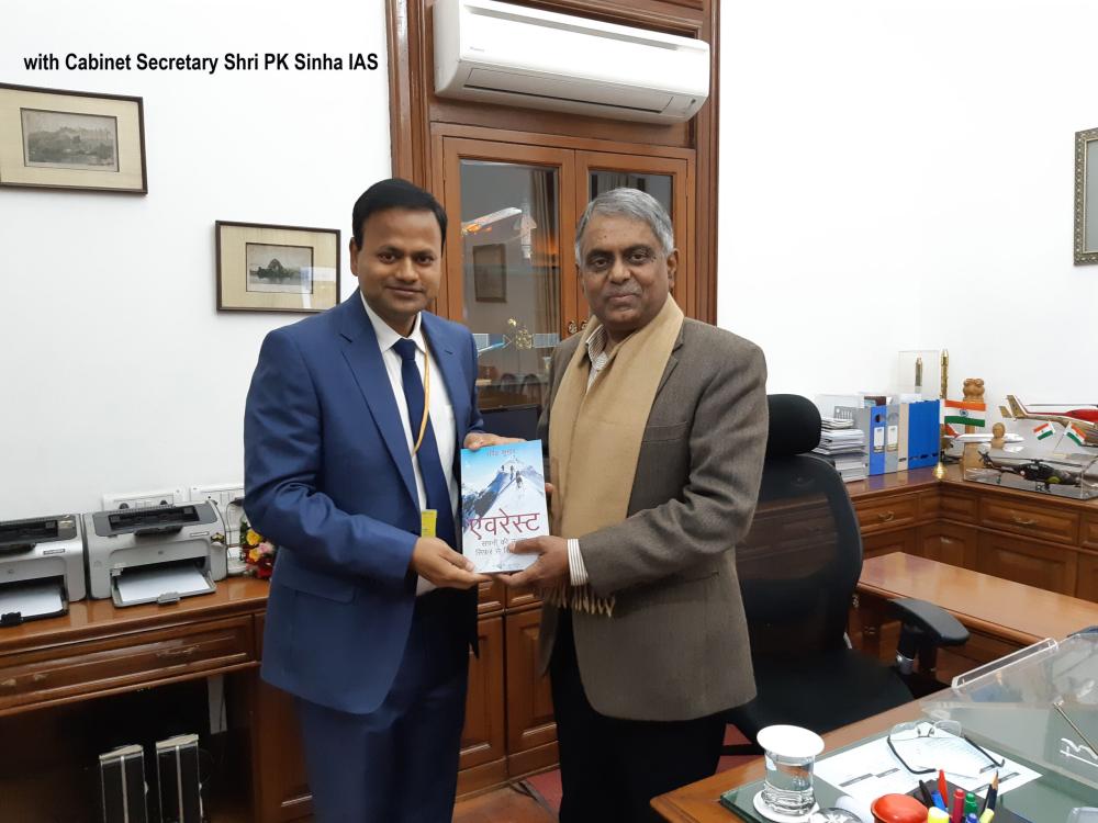 with-Cabinet-Secretary-Shri-PK-Sinha-IAS-scaled.jpg